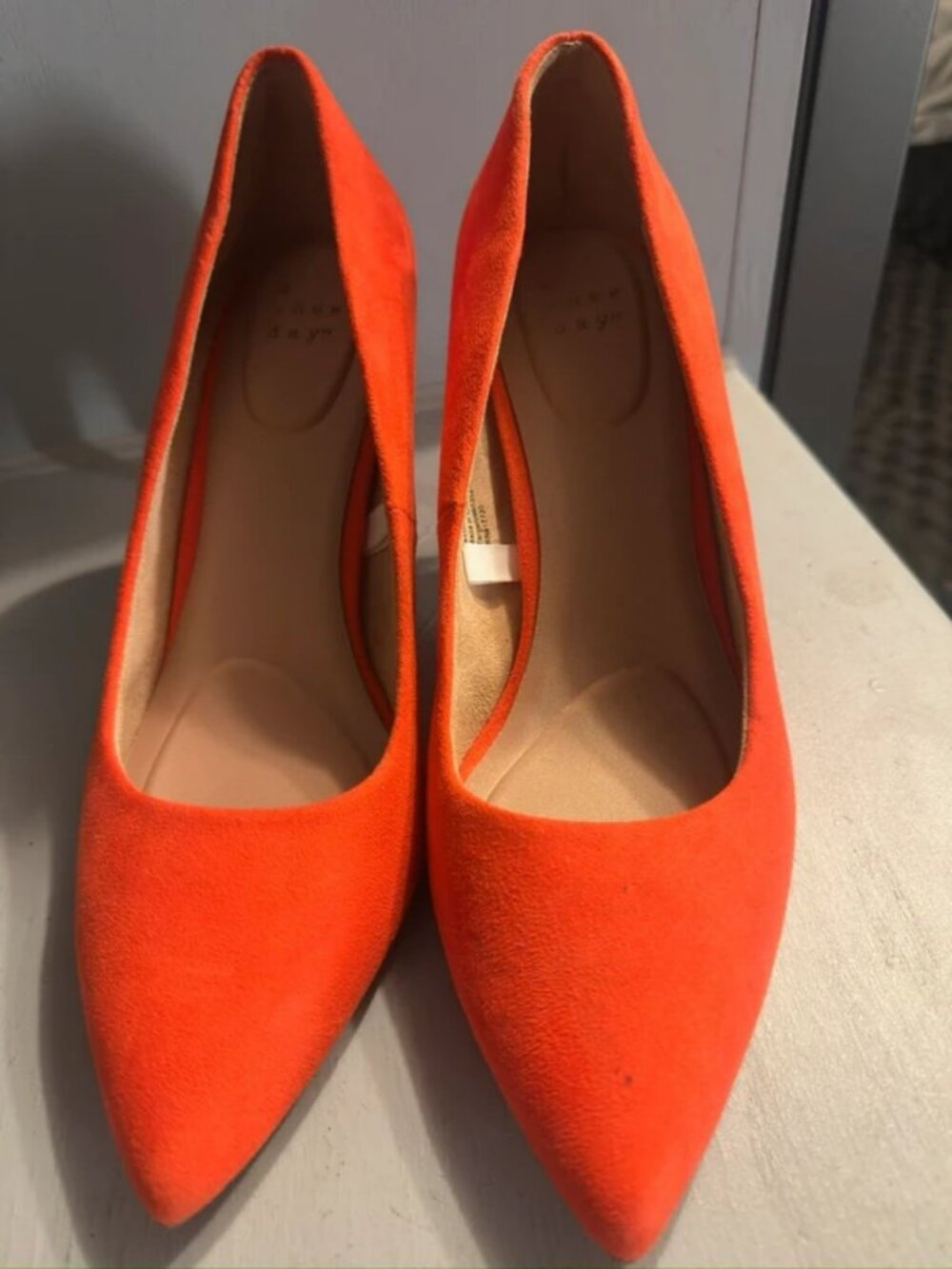 Zapatilla color naranja , tacón bajo